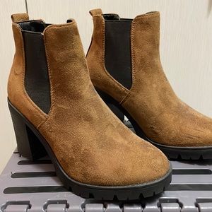 Suede ankle boot.